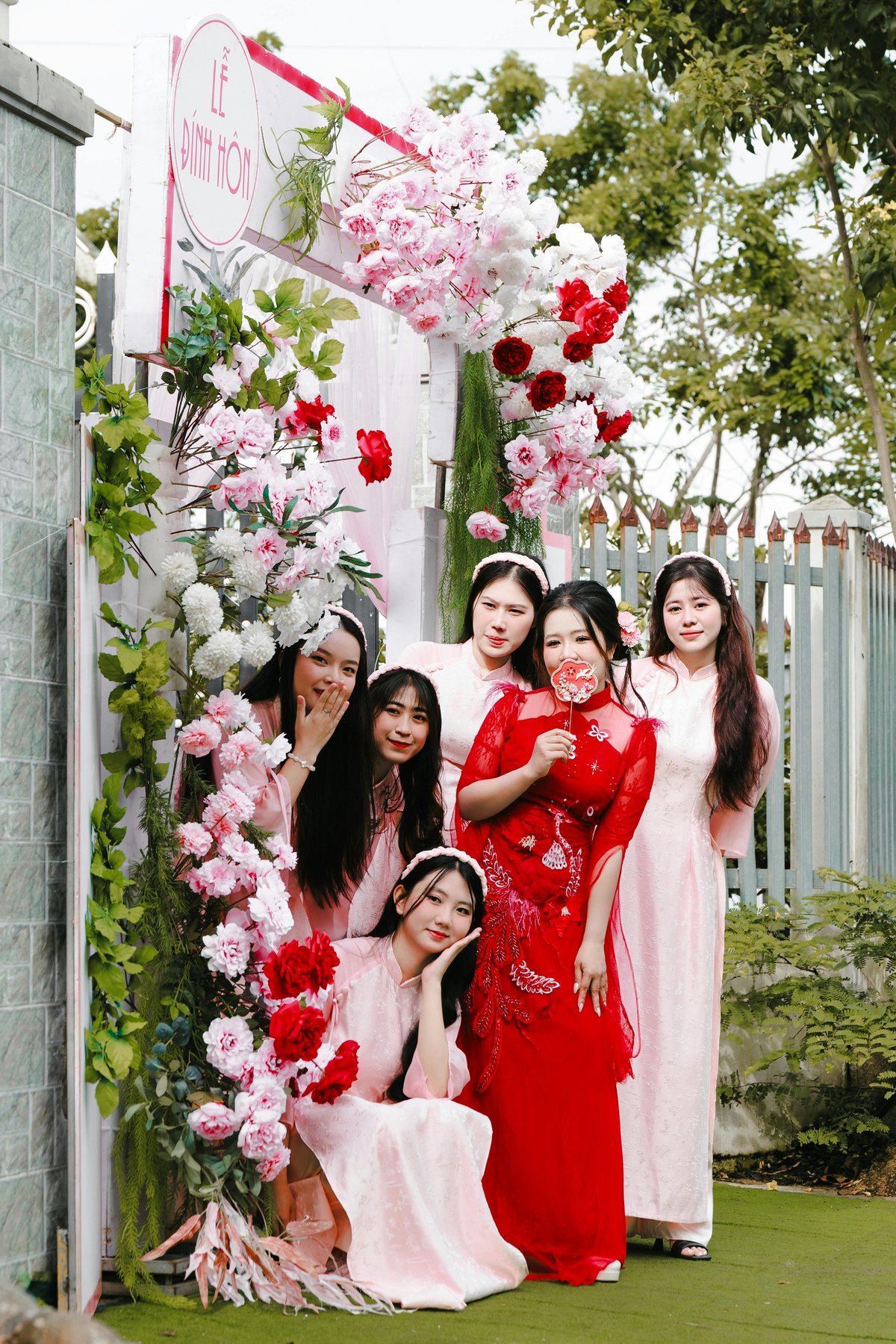 Groupe d'invitées dans un décor floral